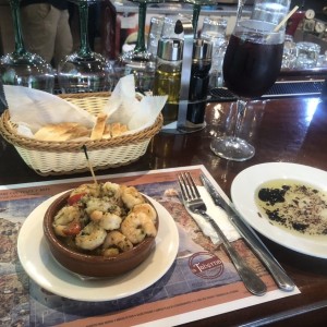 Tapas - Gambas al Ajillo y Sangria 