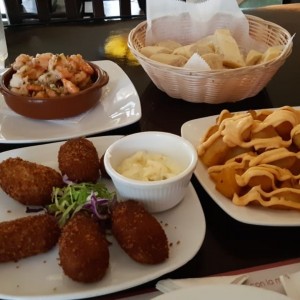 tapas variadas - croquetas, papas bravas y gambas al ajillo