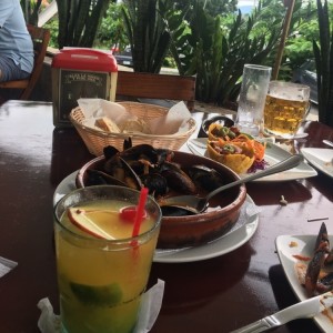 mejillones, caipirinha de maracuya y balboa de barril