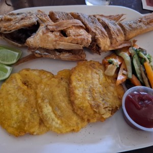 Pescado Entero Frito con Patacones