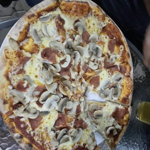 Pizza de jamón prosciutto y hongos 