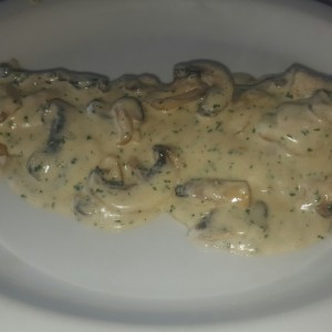 Filete de corvina con crema de hongos