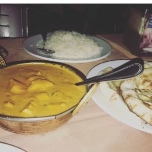 butter chicken , arroz basmati y naham