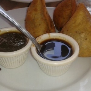 Samosas vegetarianas con salsitas