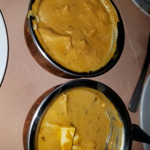 chicken curry y Paneer (queso) con curry 