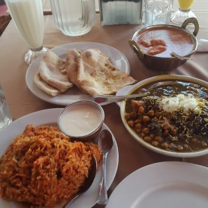 Chicken Biriani, Pakora y Butter Chicken con Garlic Naan