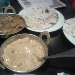 Butter chicken, chicken curry s/naan y roti