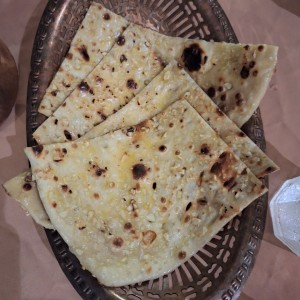 Accompaniments - Naan con Ajo