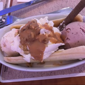 Banana Split en salsa de arequipe.