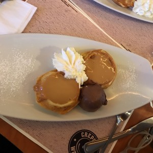 Mini Waffles de arequipe y helado chocolate