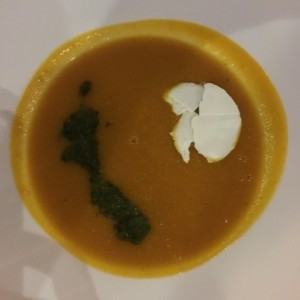 sopa de zapallo pesto y queso cabra