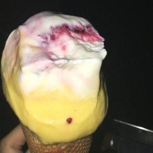 Cono de helado de maracuya y yogurt de frutos del bosque