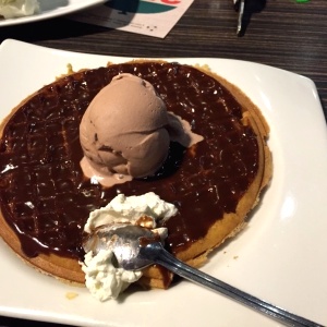 Waffle con sirope de chocolate y helado de avellana