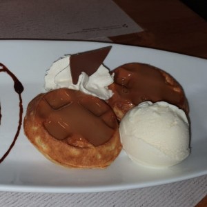 Mini waffles con nutella y helado