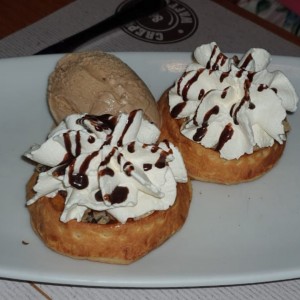 Mini Waffle con el helado de cafe y crema