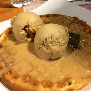 Waffle con arequipe y helado de cafe