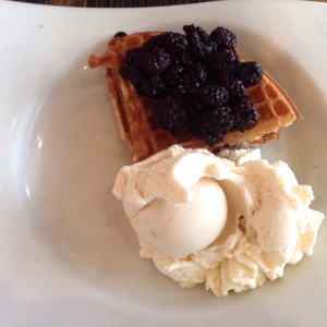 Waffle con moras y Helado