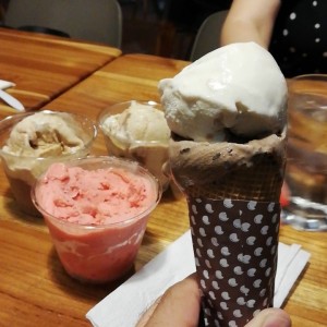 helado de vainilla, cocholate roche, Arequipa y sorbete de fresa.