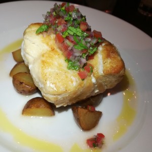 corvina con pico de gallo y papines