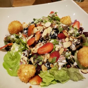 ensalada con quedo de cabra y frutos secos