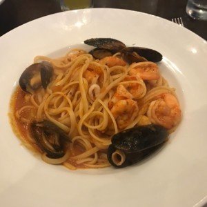 Lenguini Fruto di Mare en Salsa Roja