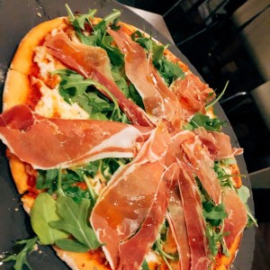 pizza de prosciuto con arugula