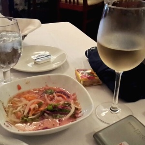 Ensalada de La Casa y copa de  Vino Blanco