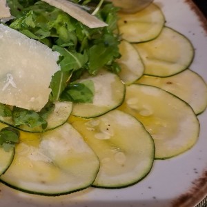 Carpaccio de zucchini con lascas de queso parmesano y hongos