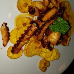 Pulpo Crocante con Platanitos