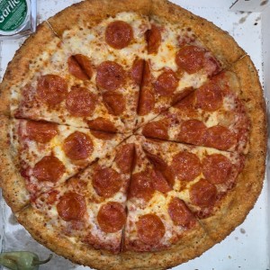 Pizza de pepperoni con borde garlic parmesan
