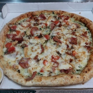 Pizza Pollo alfredo delight ! 