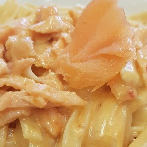 fettuccine con salsa rosada y salmon