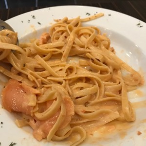 Fettucine alla crema rosa di salmone e vodka