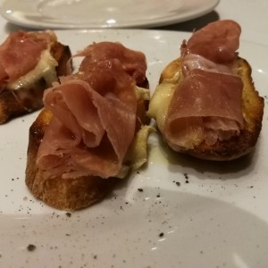 Crostini prosciutto e brie