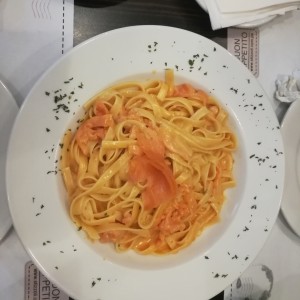 Fettucine alla crema rosa di salmone e vodka