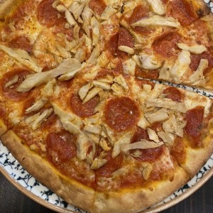 Pizza de pepperoni con pollo