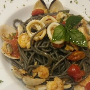 Pasta artesanal con tinta de calamar y frutos del mar 