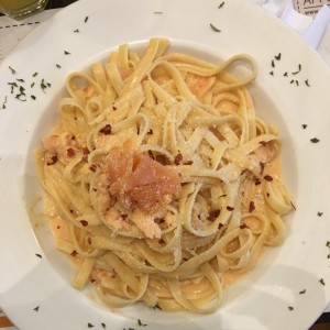 Fettucine alla crema rosa di salmone e vodka