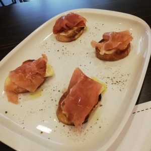 Crostini Prosciutto e Brie