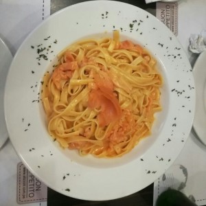 Fettucine alla crema rosa di salmone e vodka