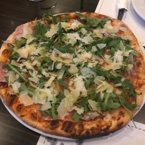 pizza con prosciutto y arugula 