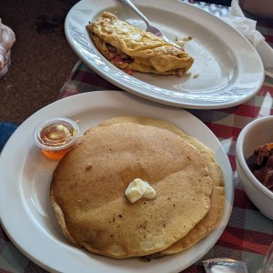 Desayunos - Orden de pancake, tocino y omelette 