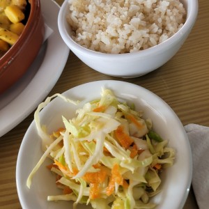 ensalada y arroz con coco