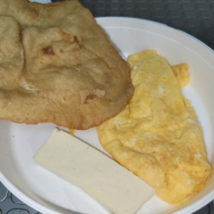 DOS HUEVOS - Estilo omelet con hojaldre y queso blanco