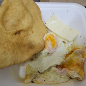 huevos fritos con hojaldre y queso blanco