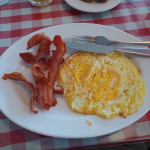 Desayunos - Huevos fritos y tocino