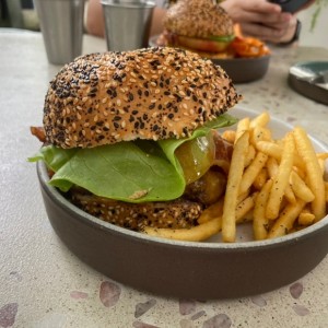 Homestyle Burger con papas fritas