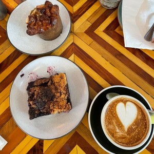 Monkey break, coffee cake y capuccino.