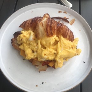 croissant con queso huevos y bacon