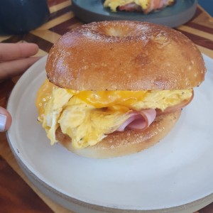 Bagel de huevo, queso y jamon